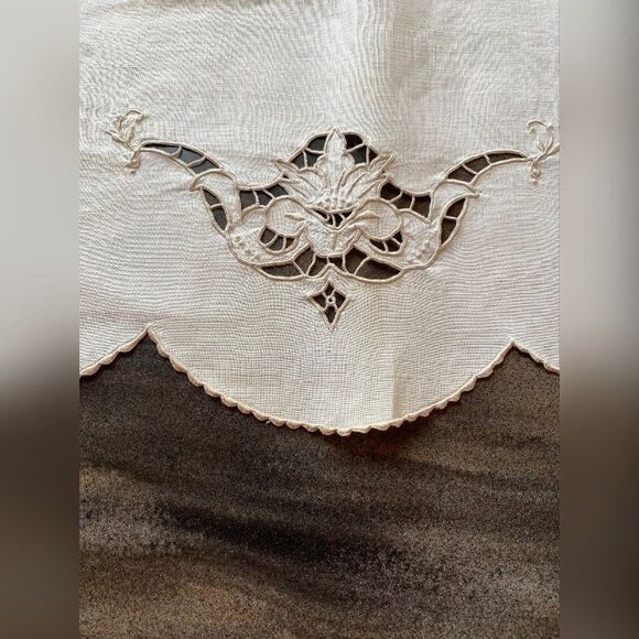 Vintage Table Runner Scarf Cream Linen Embroidered 16 X 10.5” - Picture 2 of 3